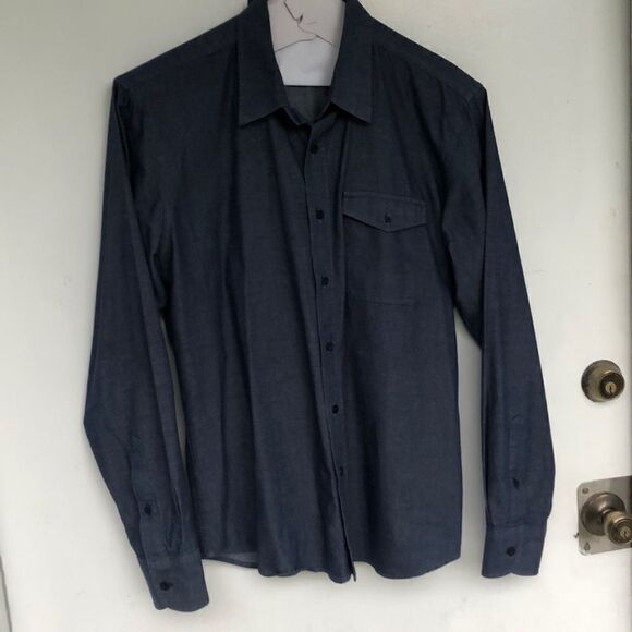 Untuckit   - Picture 1 of 5